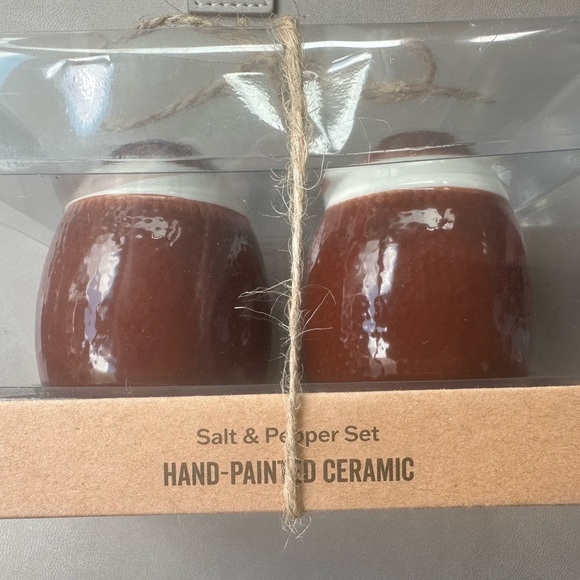 Football Cute Salt And Pepper Shakers Collectibles Decor Halftime Collection - Picture 2 of 3